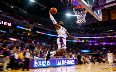 NBA篮球比赛直播画面 - 球员扣篮瞬间的精彩抓拍